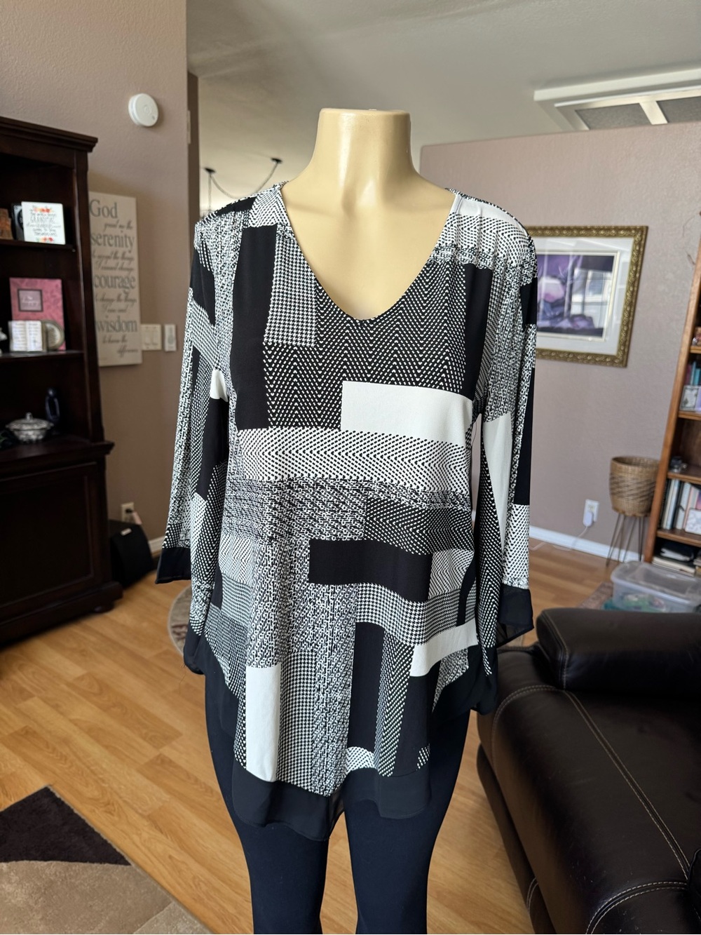 Alfani black & white geometric print V-neck tunic-size M-NWT